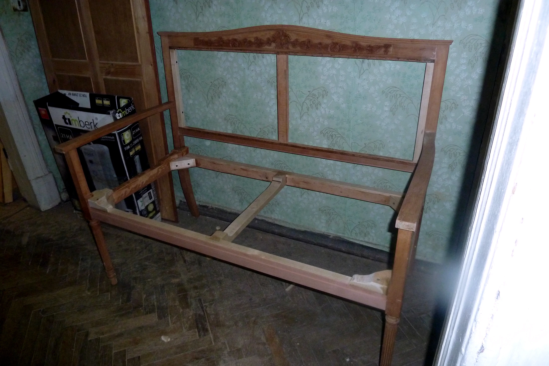 Каркас дивана из груши перед обивкой