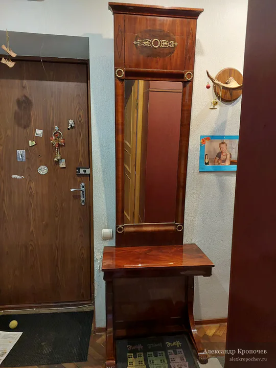 Подзеркальный стол из красного дерева — после реставрации