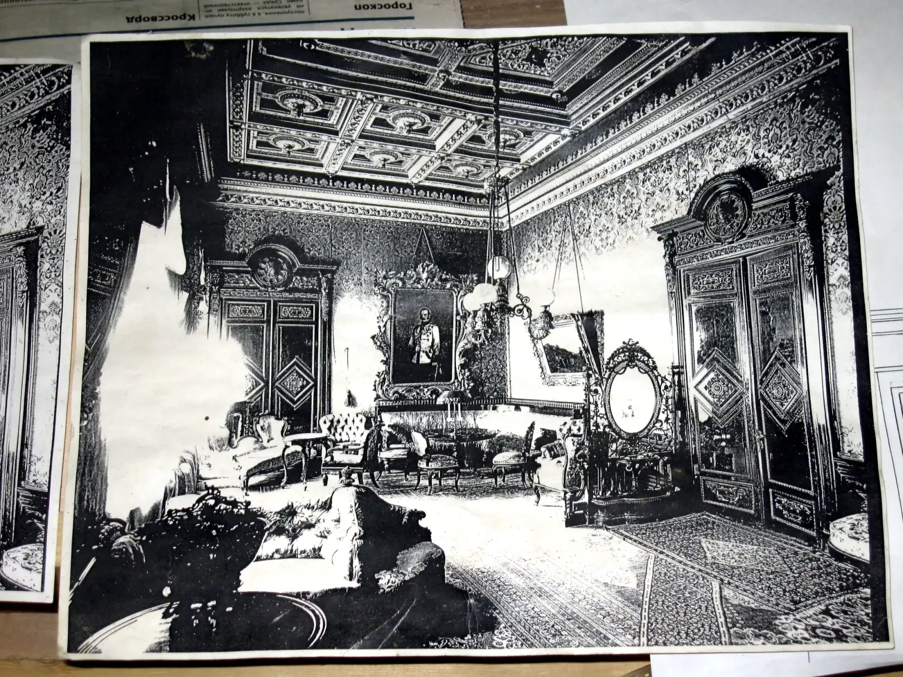 Историческая фотография интерьера с дверными порталами