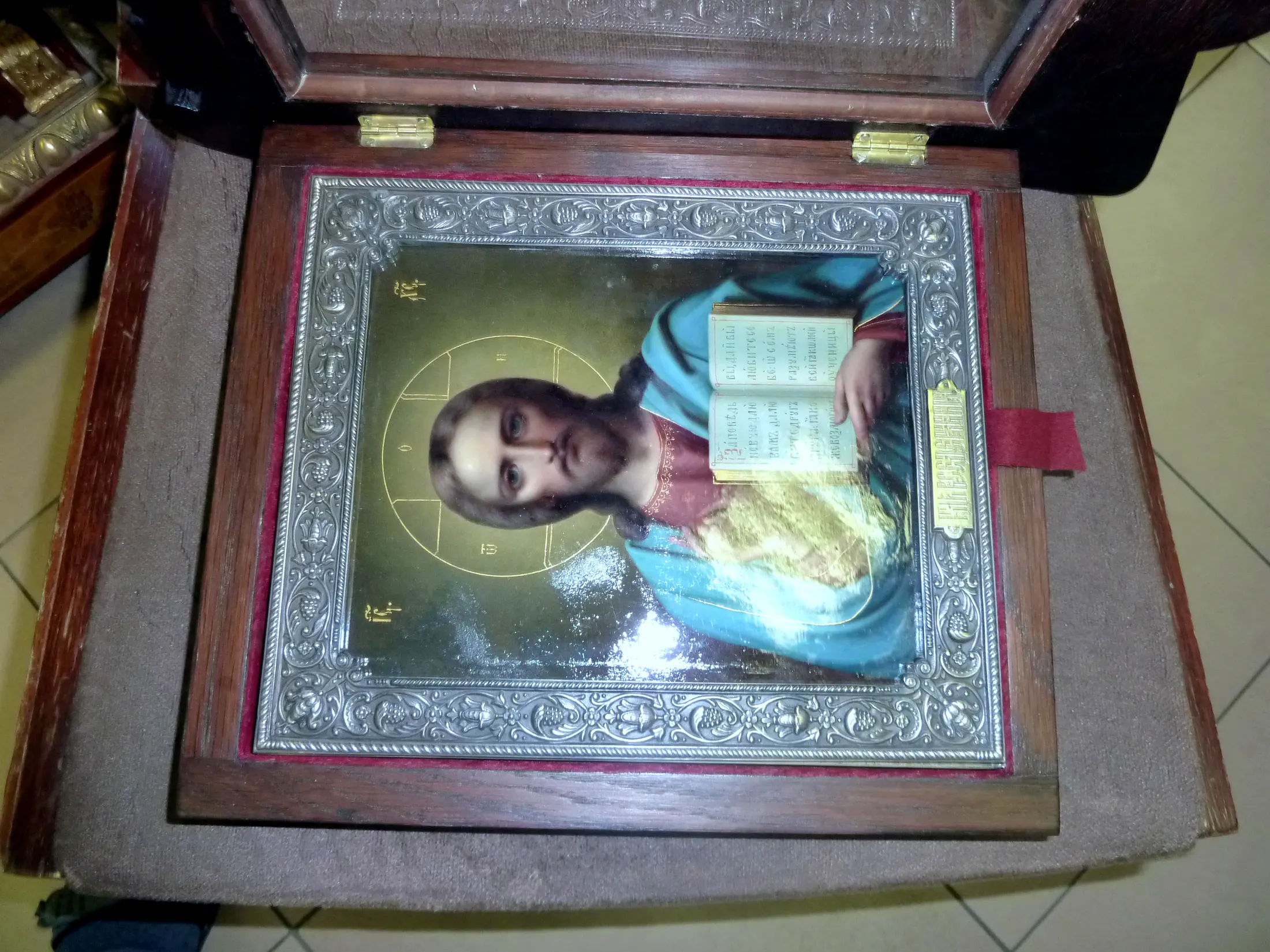 Деталь новой копии киота
